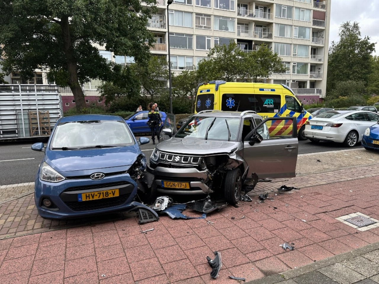 Automobilist ramt geparkeerde auto in Vlaardingen