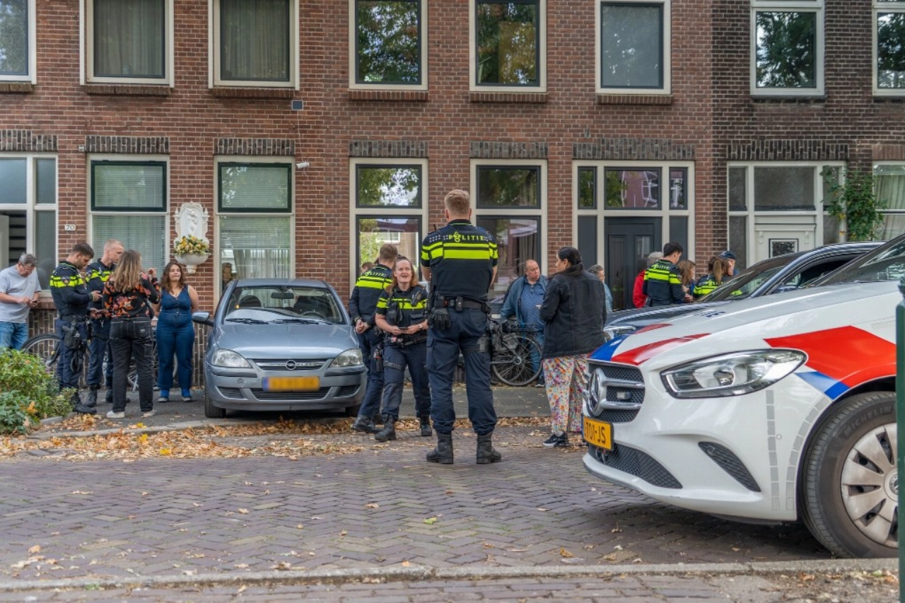 Auto rijdt tegen gevel van woning in Vlaardingen