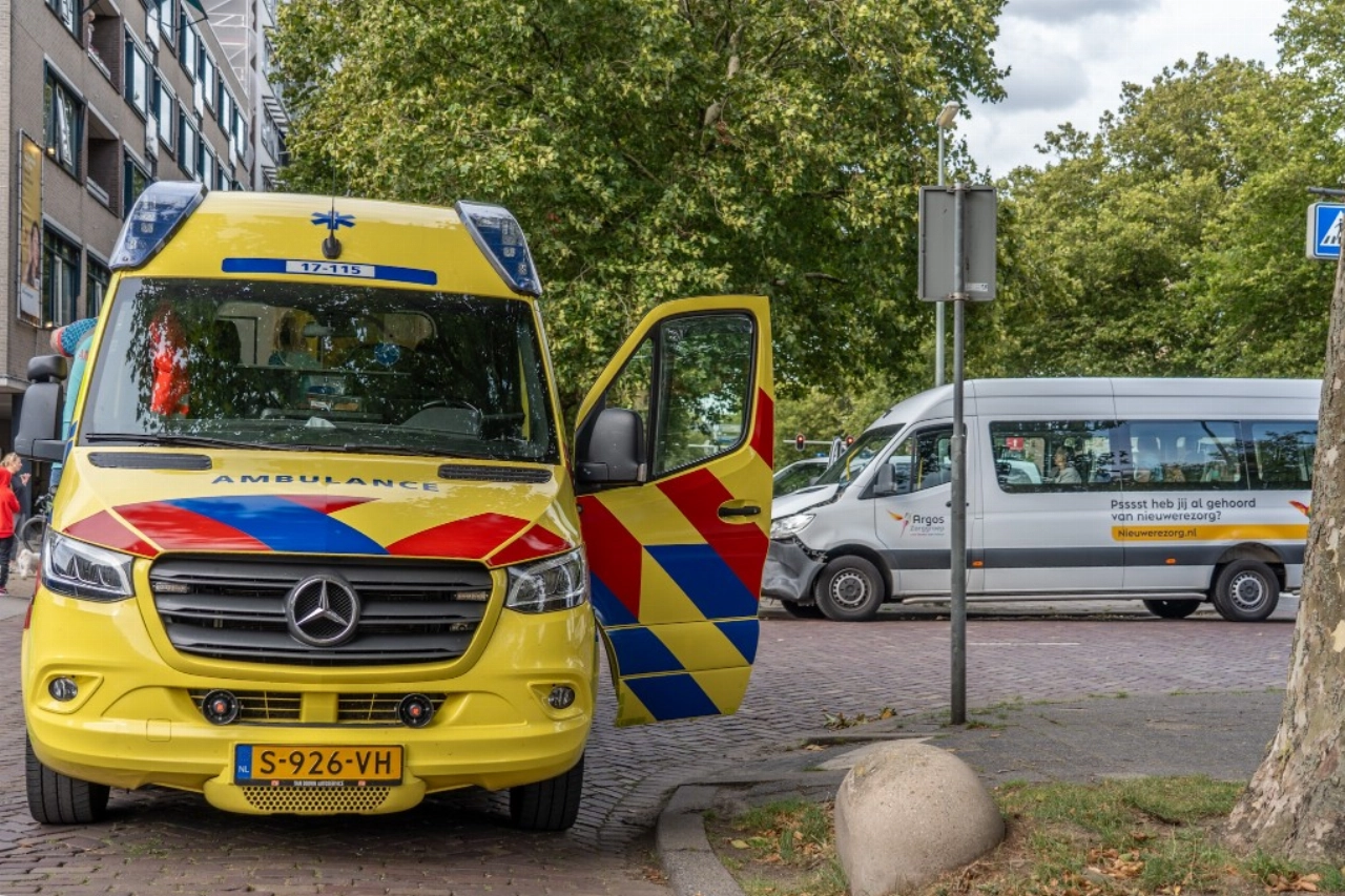Busje zorgvervoer betrokken bij aanrijding in Vlaardingen