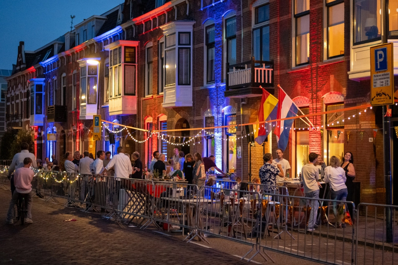 Drukbezochte buurtbarbecue op de Binnensingel