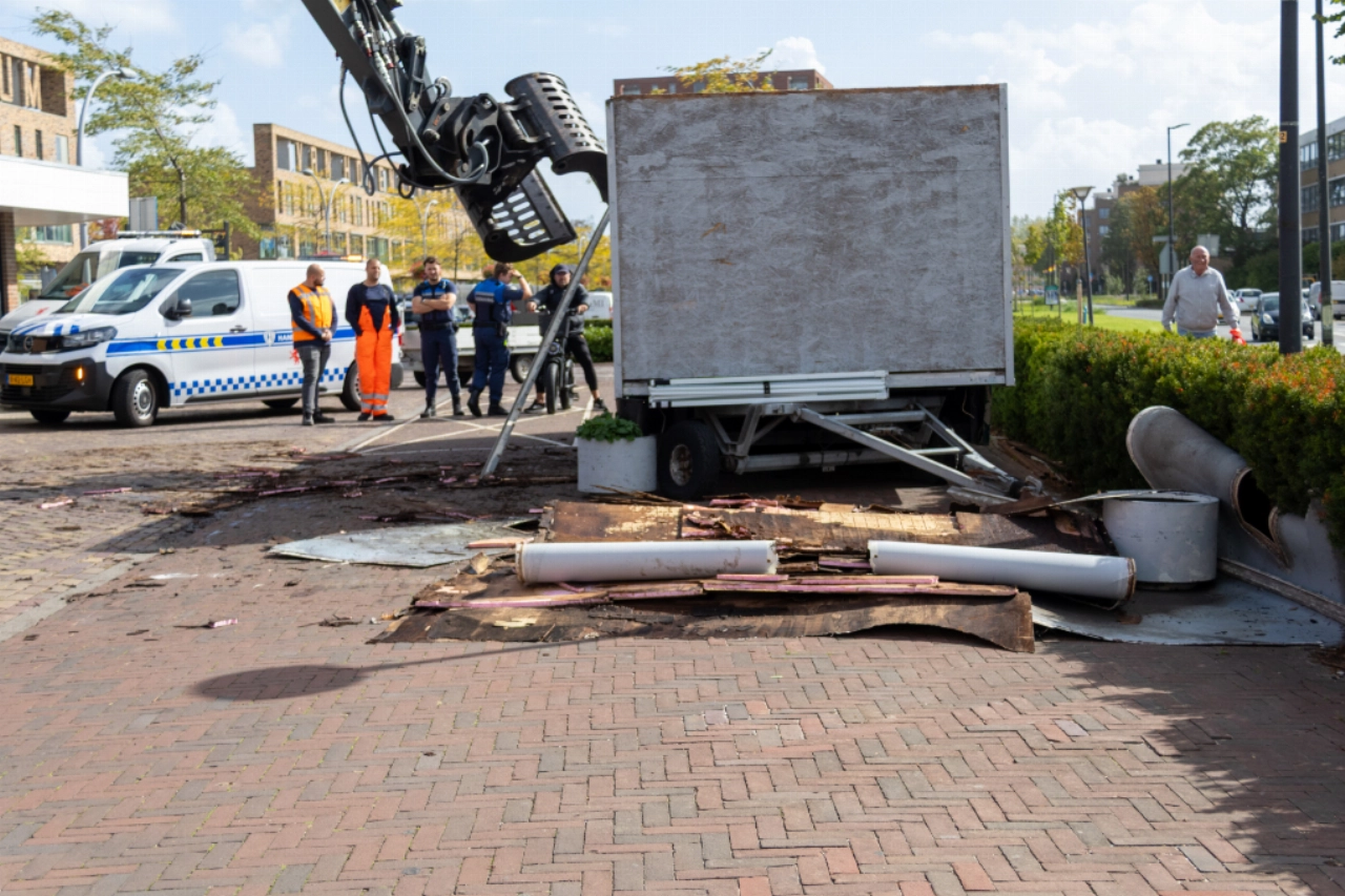 Bloemenkraam Van Hogendorplaan waait kapot