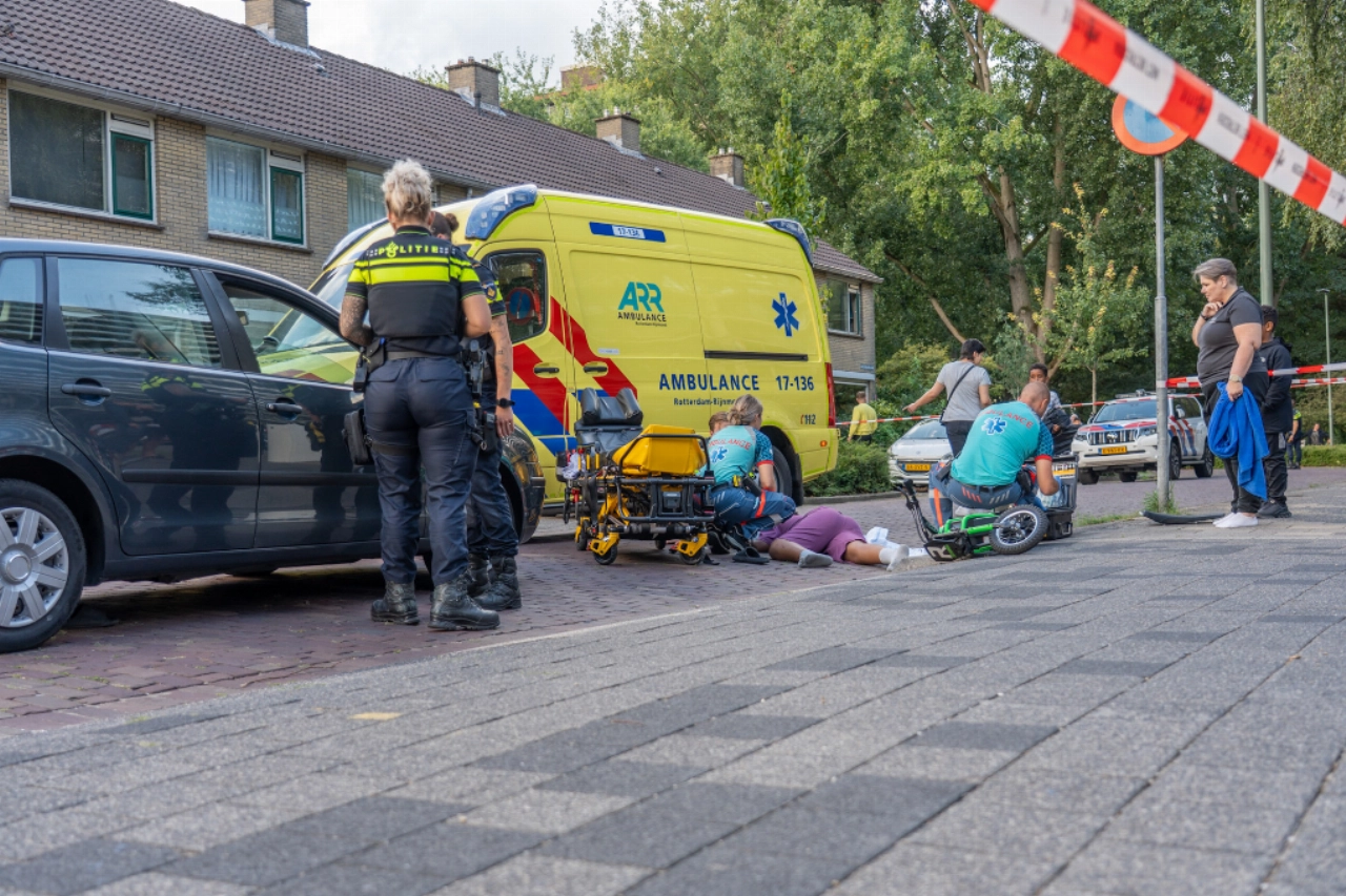 Jongen op elektrische crossmotor botst op auto