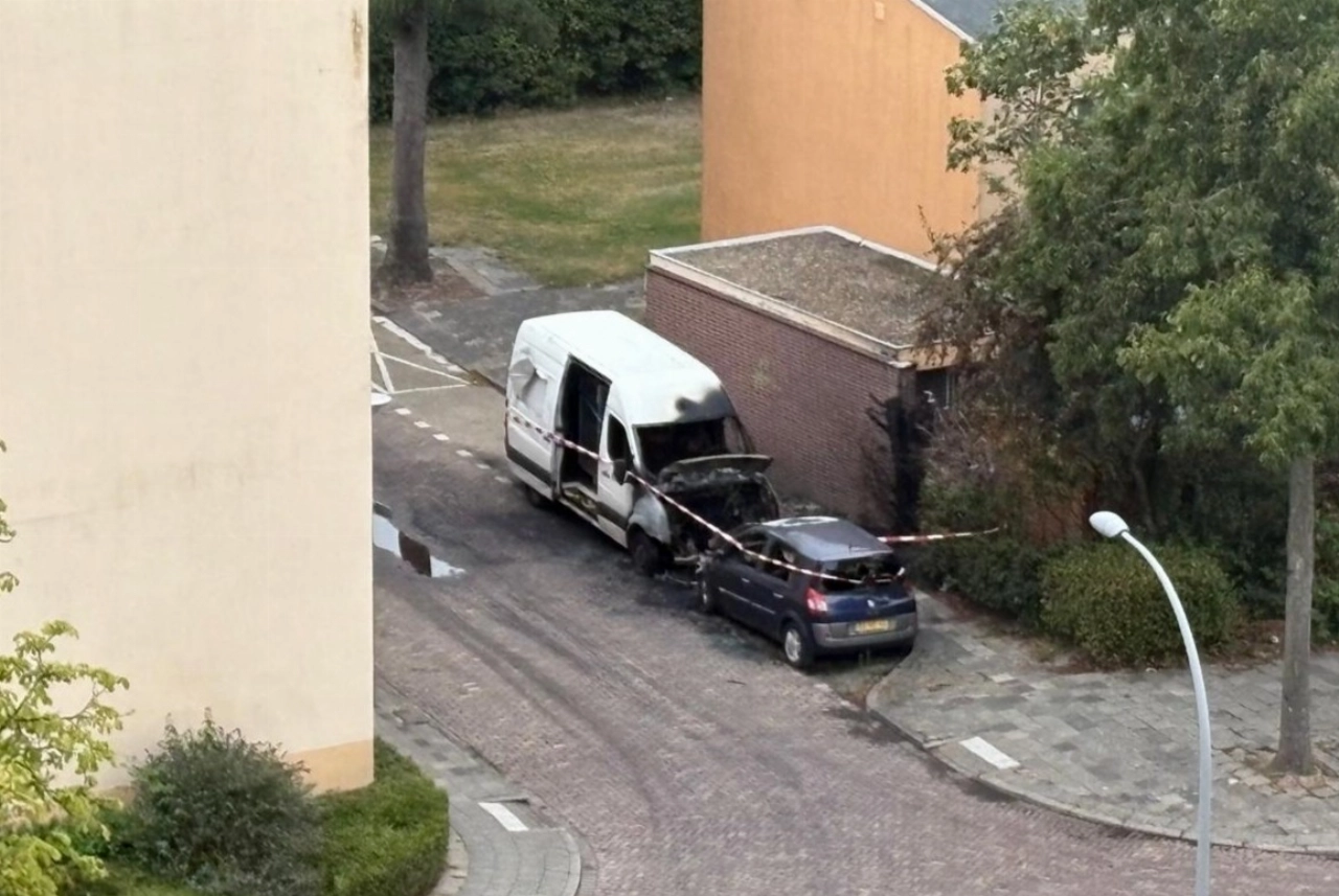 Auto en bestelbus in brand in Vlaardingen