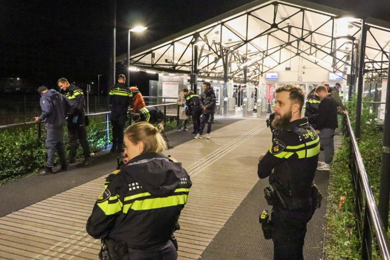 Politie fouilleert op twee stations