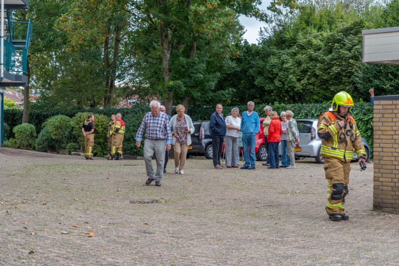 Bewoners op straat na gaslek Hartmansstraat