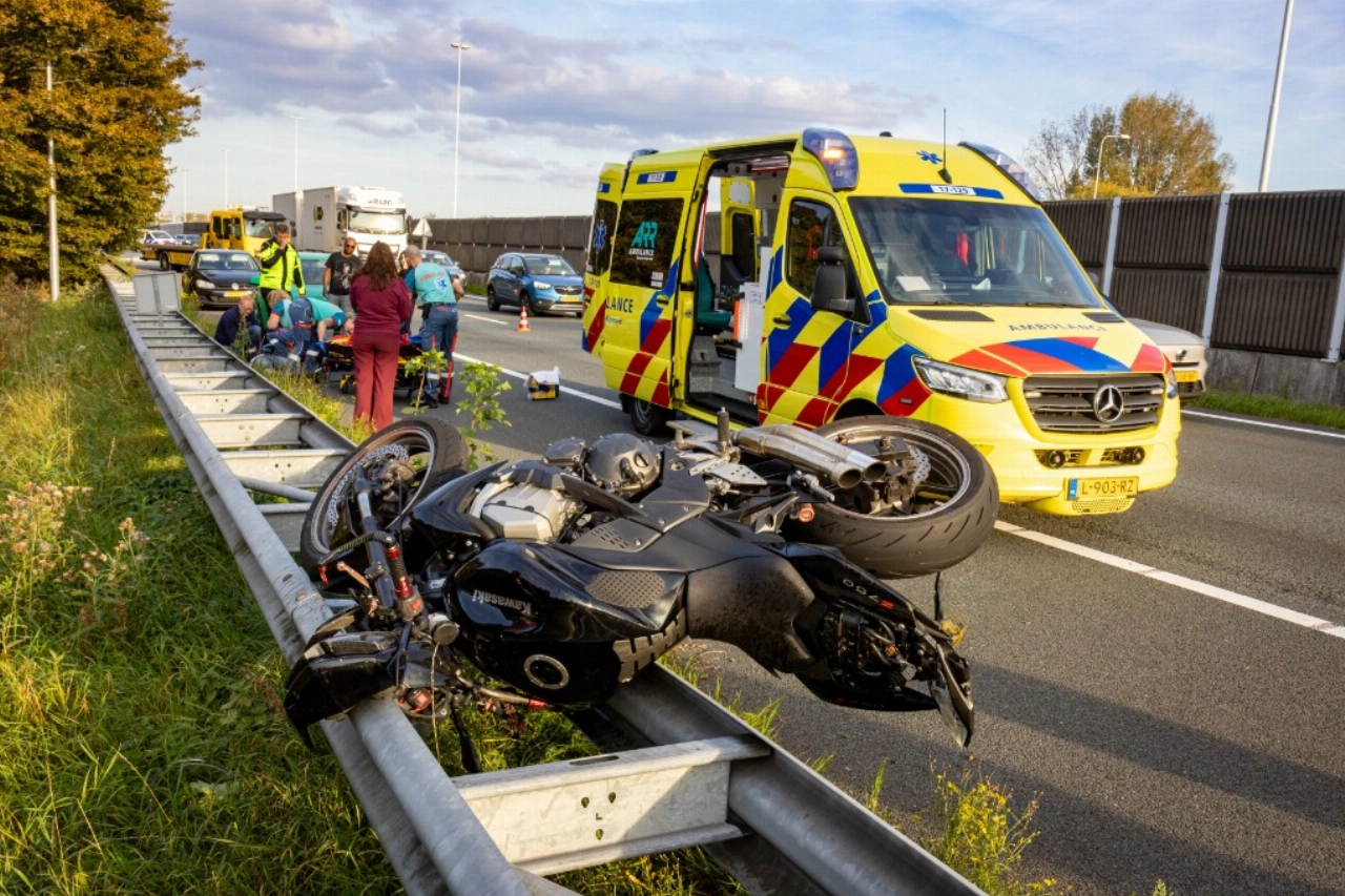 Motor eindigt op vangrail bij ongeval A20