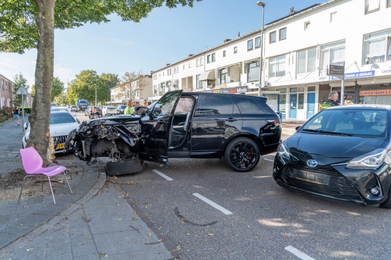 Range Rover zwaar beschadigd na botsing met auto en boom