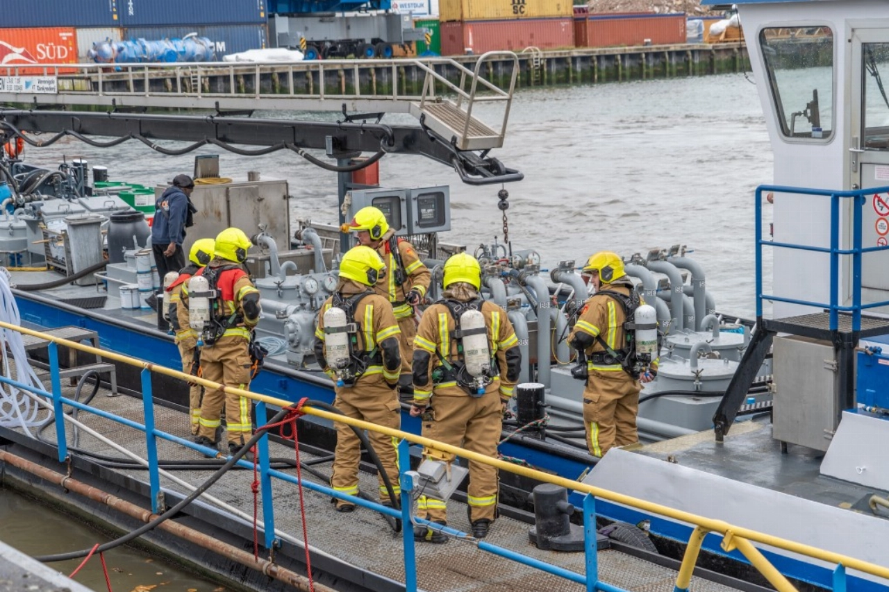 Groot alarm om rookontwikkeling op schip in Vlaardingen
