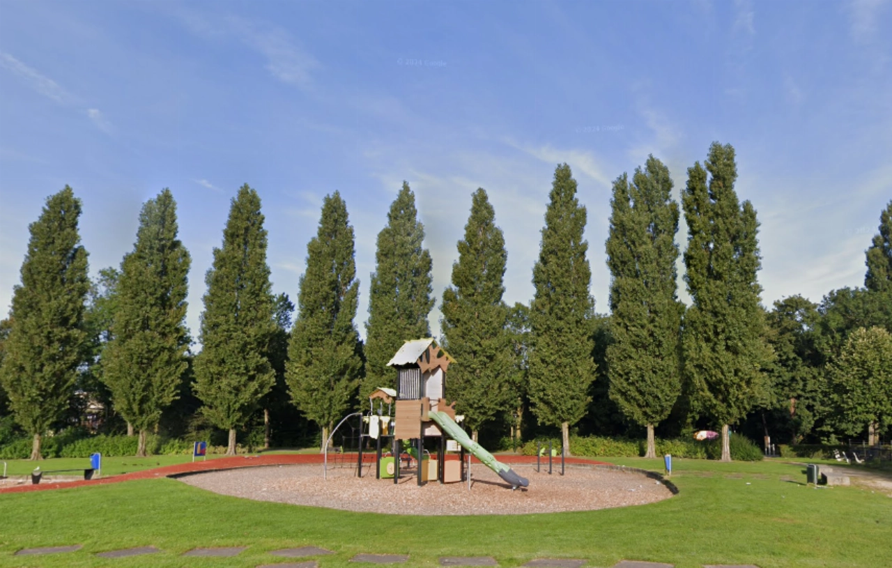 Dronken Oekraïner toont geslachtsdeel aan kinderen in speeltuin