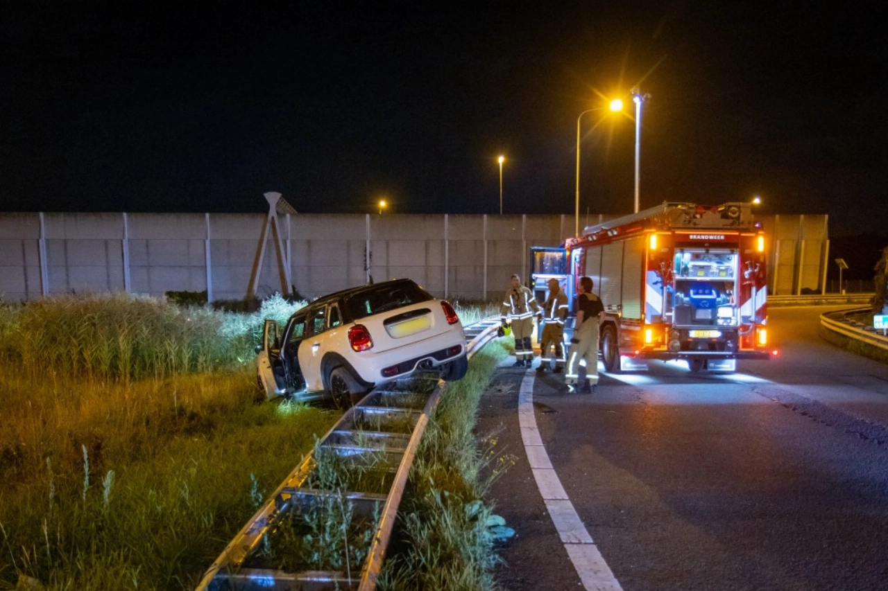 Auto over de kop op afrit A4, bestuurder vlucht!