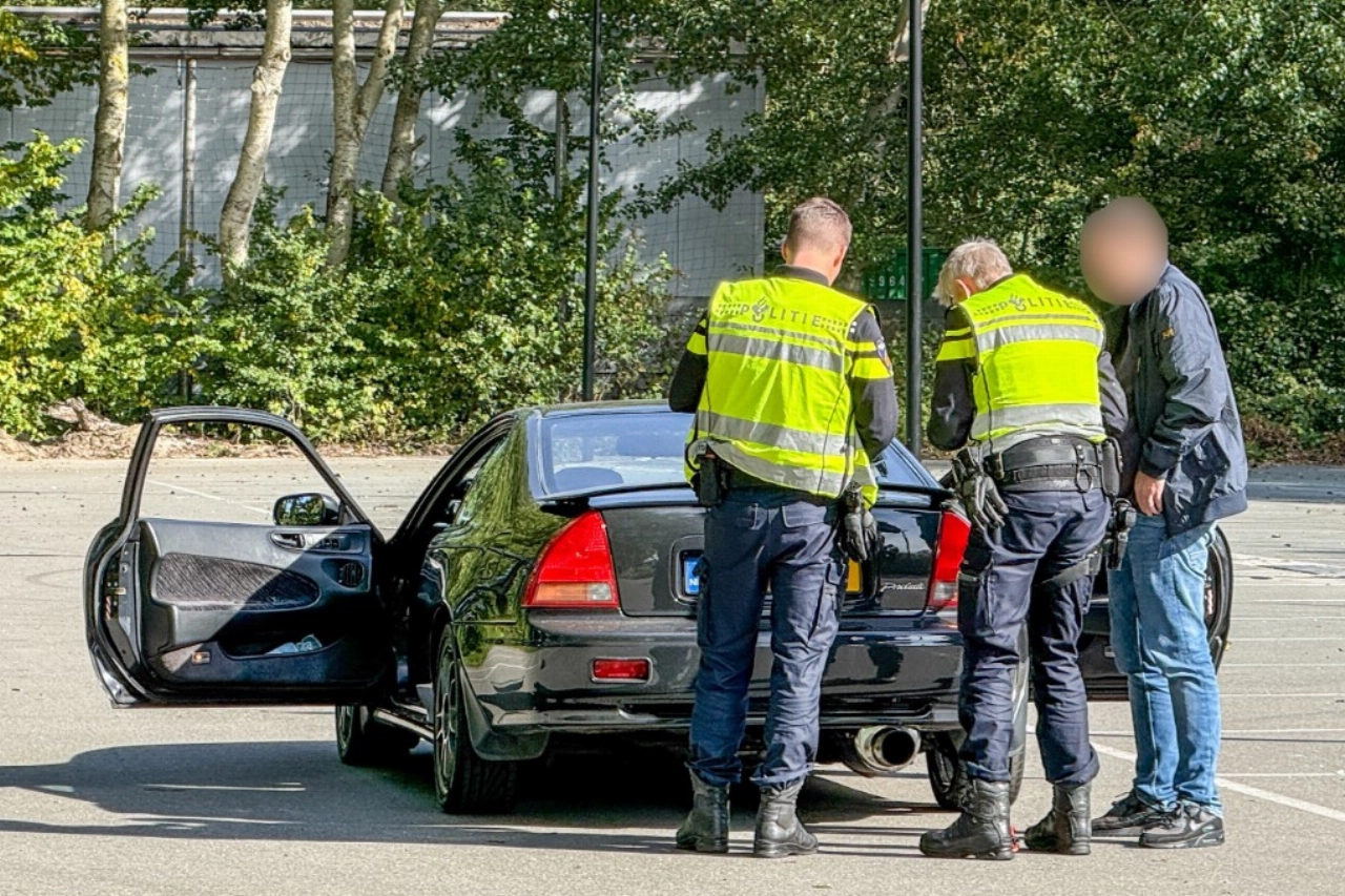 Politie pakt lawaaiige auto’s aan tijdens controle in Vlaardingen