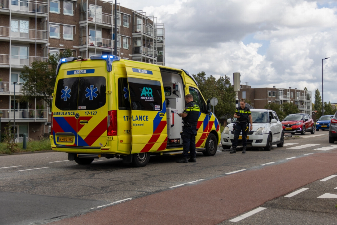 Automobiliste rijdt verkeerspaaltje uit de grond in Vlaardingen