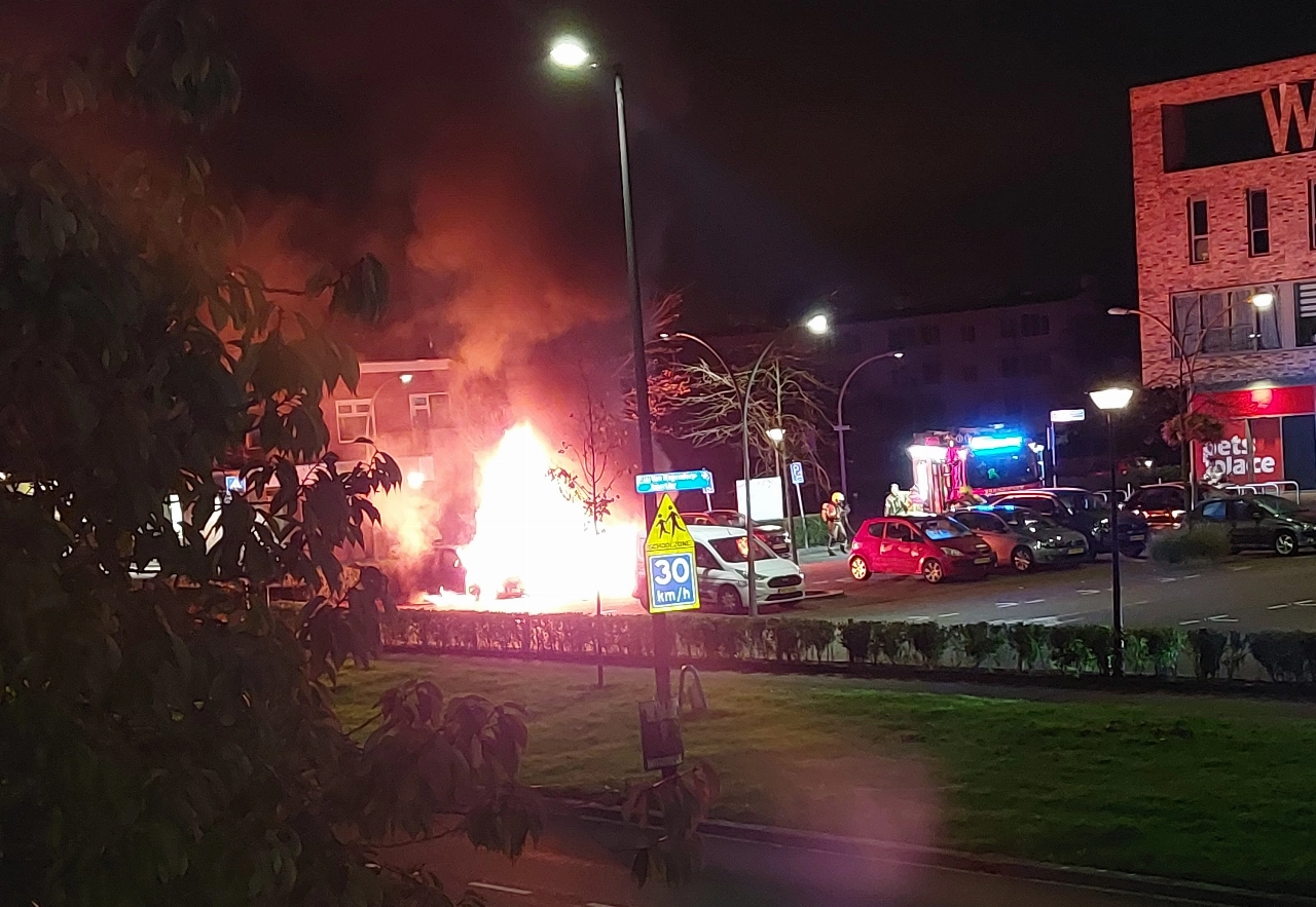 Twee auto's overgoten met vloeistof en in brand gestoken