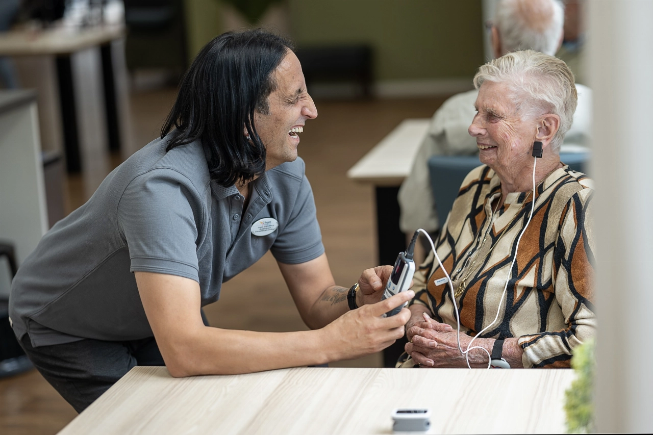 Sam Cakabey: 'In de ouderenzorg mag je met mensen werken!'