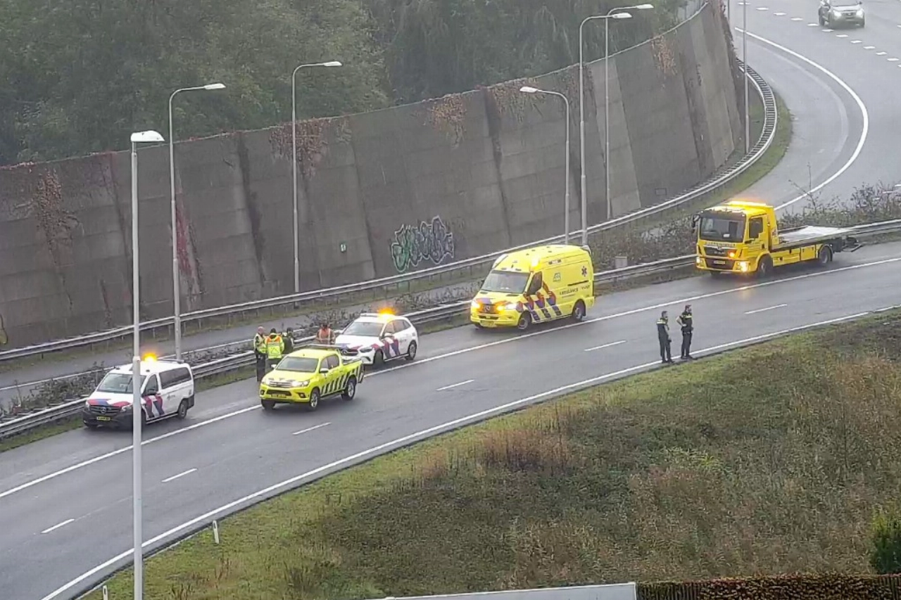 Auto uit de bocht op het Kethelplein