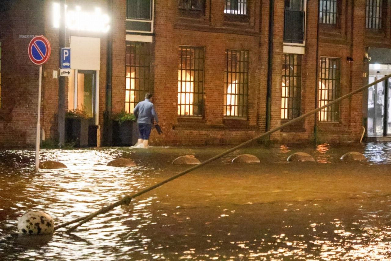 Hoogwater zorgt voor ondergelopen kades