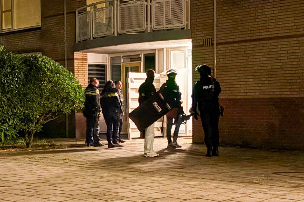 Politie valt woning binnen na urenlange voorbereiding
