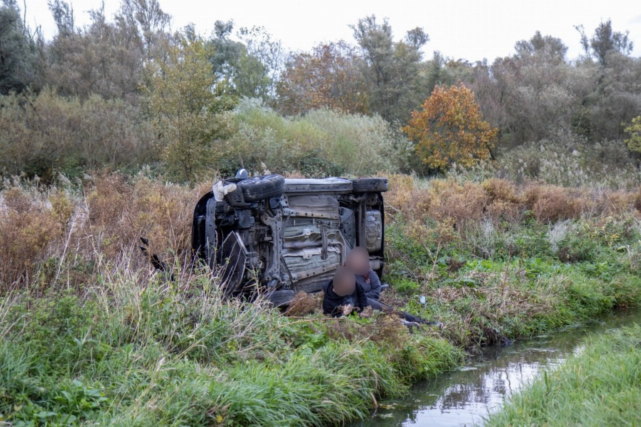 Auto belandt op zijn kant onderaan de Maassluissedijk