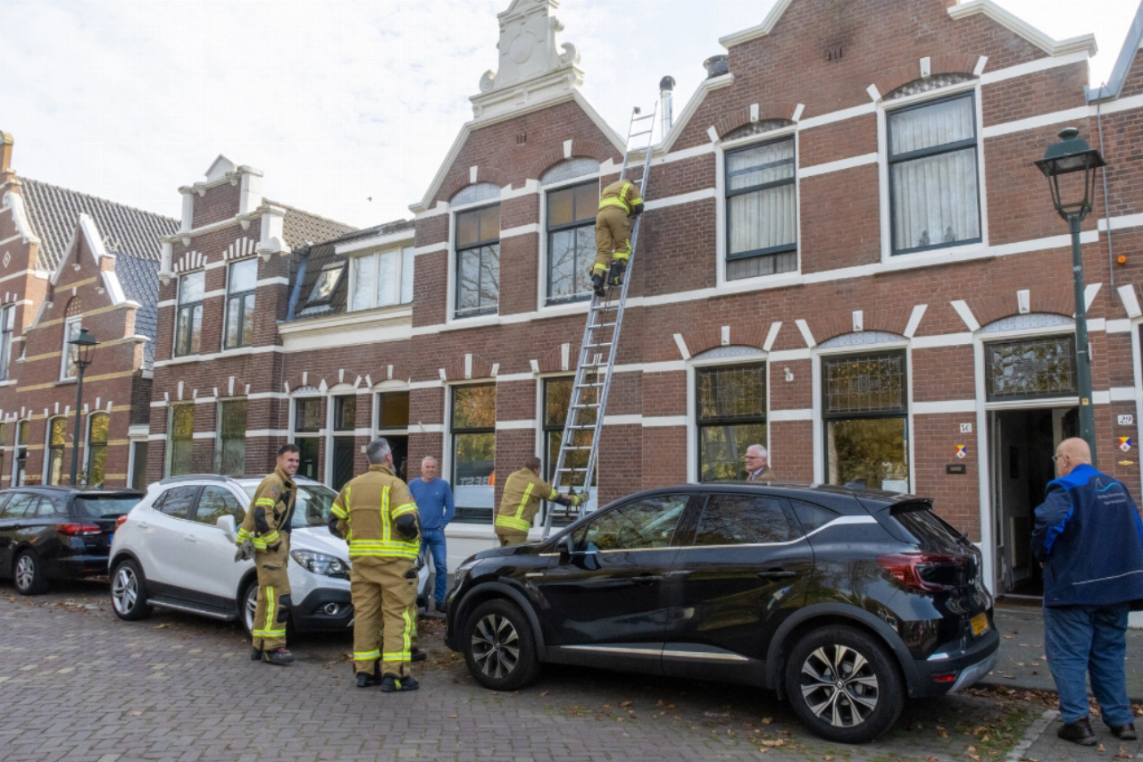 Bewoner schrikt wakker: gestommel op het dak blijkt vastzittende gans