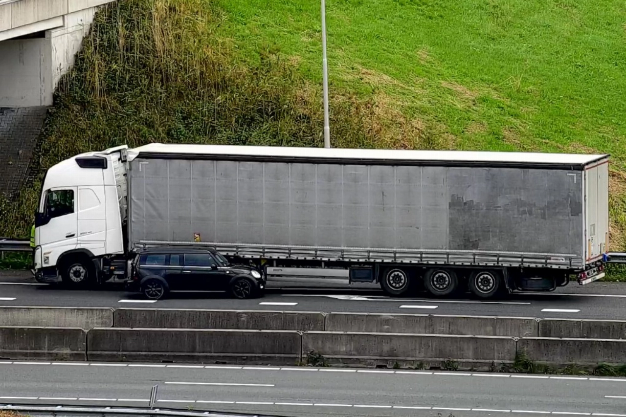 Auto tolt in de rondte na aanrijding met vrachtwagen op A20
