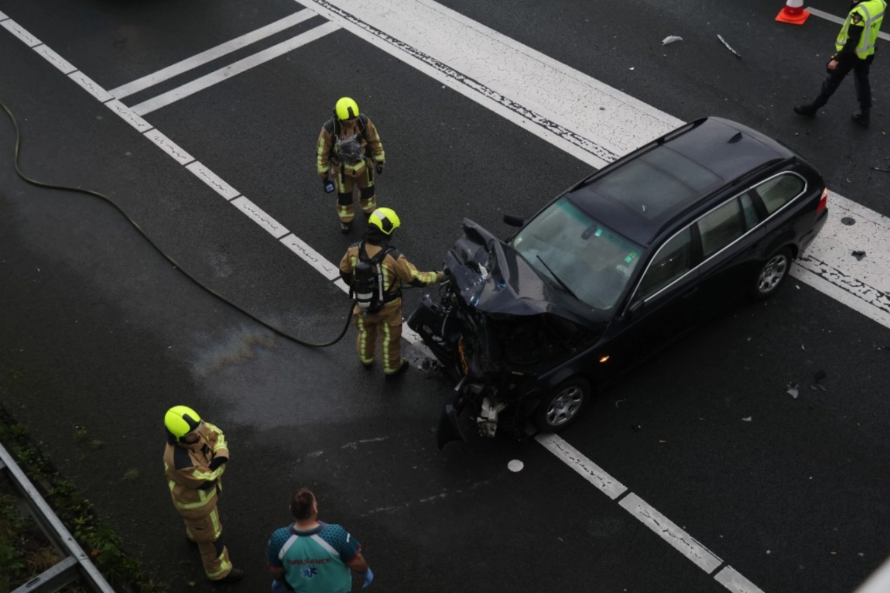 Brokstukken verspreid over A4 na aanrijding voor Ketheltunnel