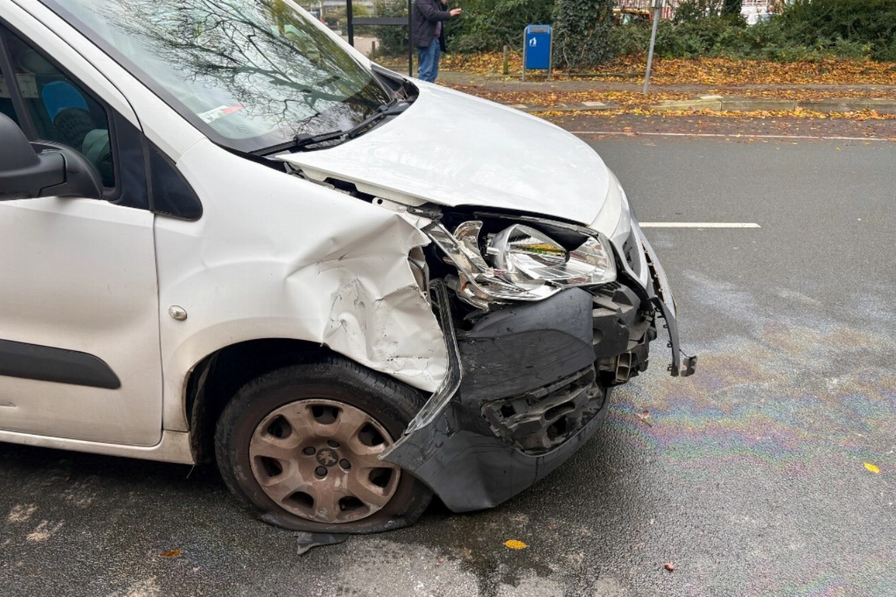 Bestelauto botst op geparkeerde aanhanger