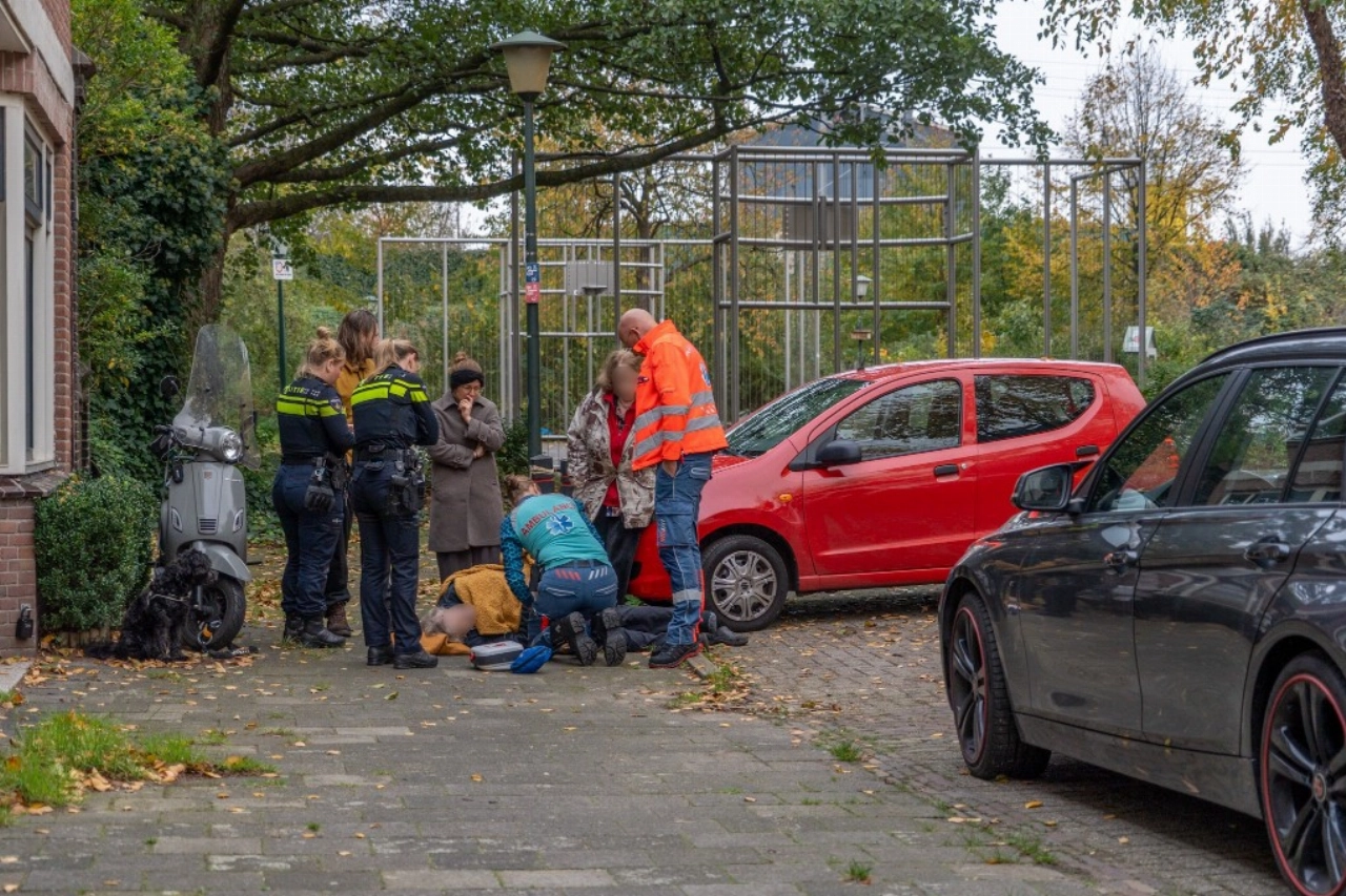 Man klem onder eigen auto in Vlaardingen
