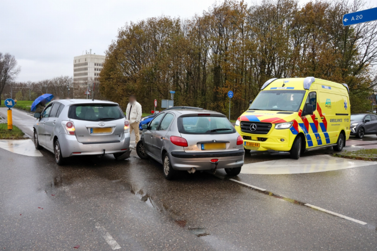 Bestelbus rijdt door na aanrijding