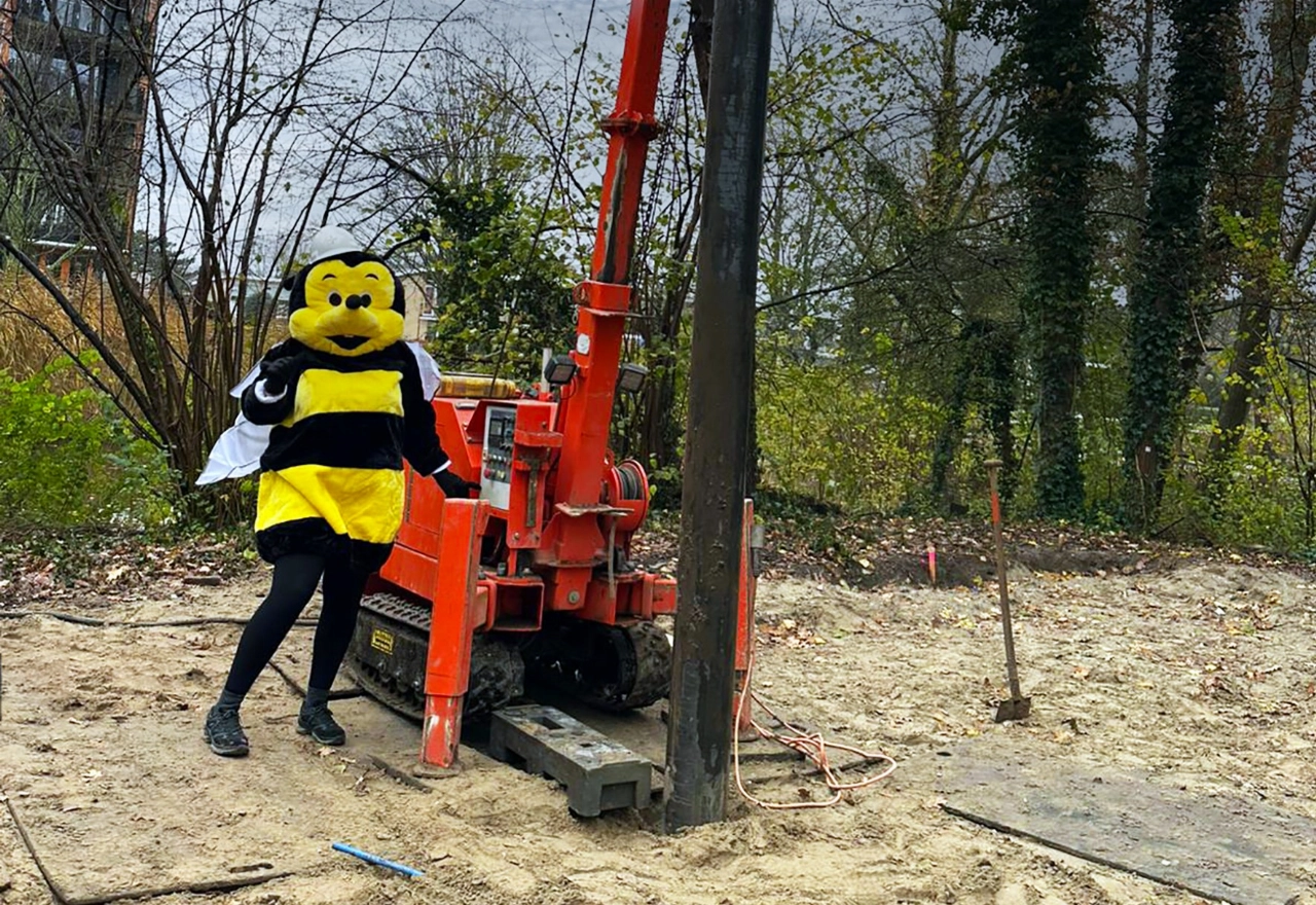 Eerste paal geslagen voor nieuw natuurcentrum in Heemtuin Westwijk