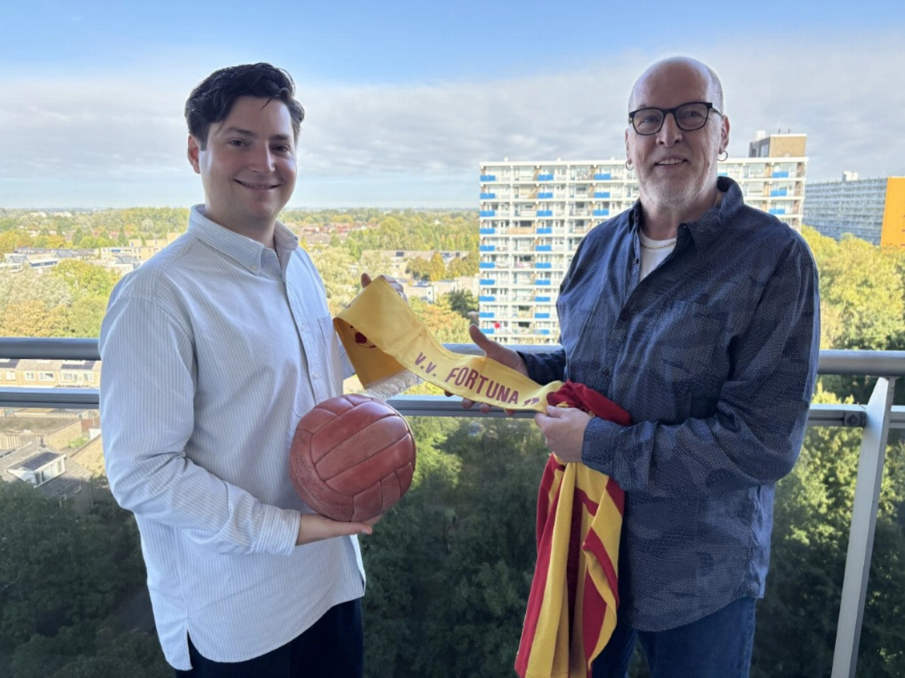 Rien Stolk draagt omvangrijke Fortuna-collectie over aan Museum Vlaardingen