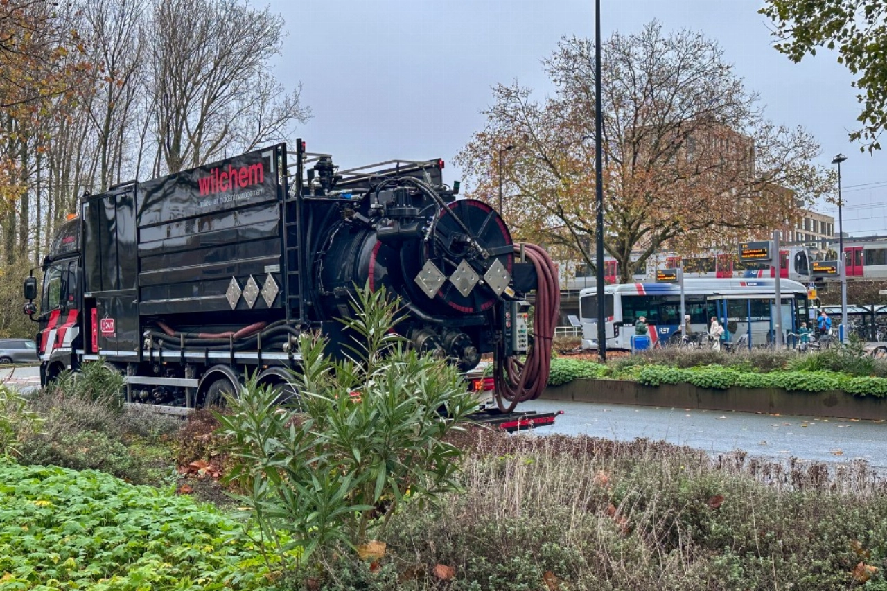 RET-bus trekt kilometerslang dieselspoor door Vlaardingen en Schiedam