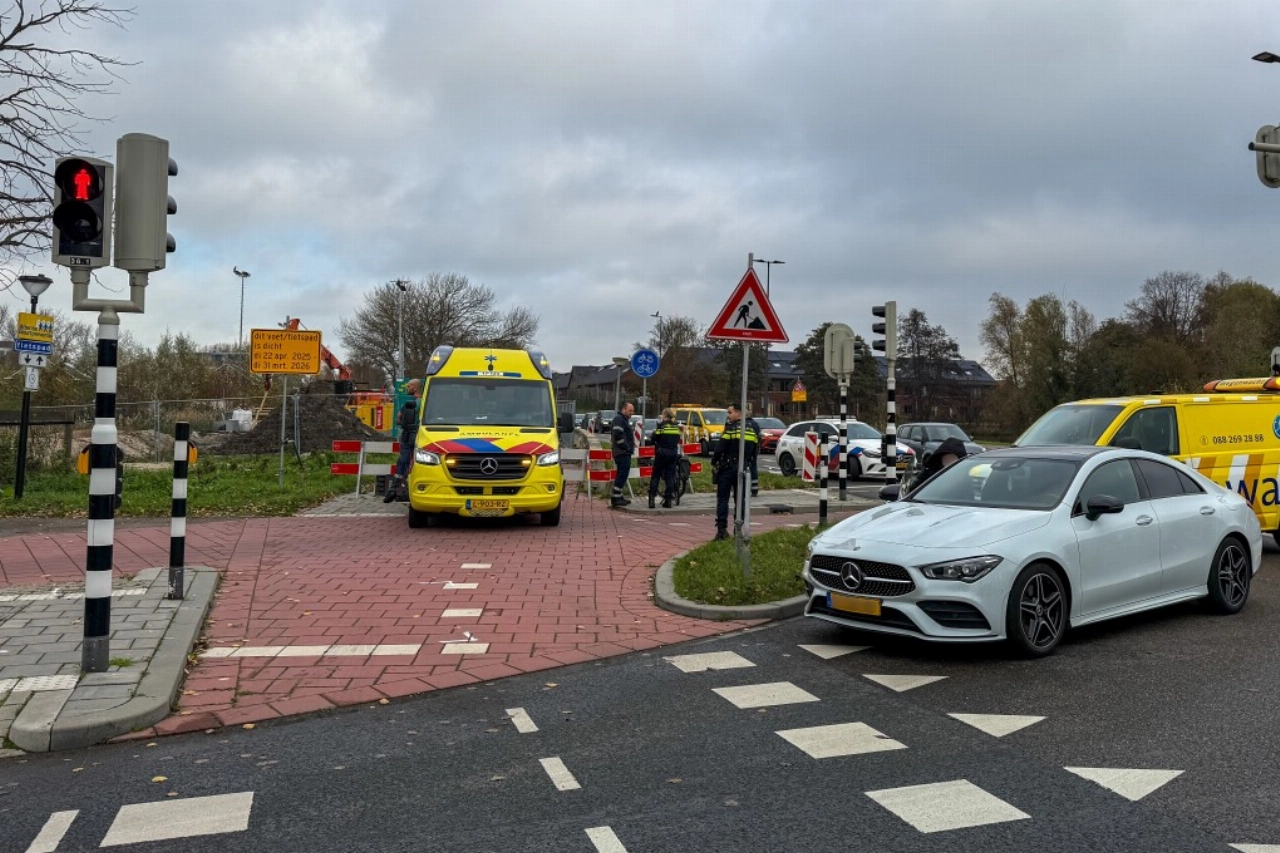 Fietsster met beenwond naar ziekenhuis na aanrijding