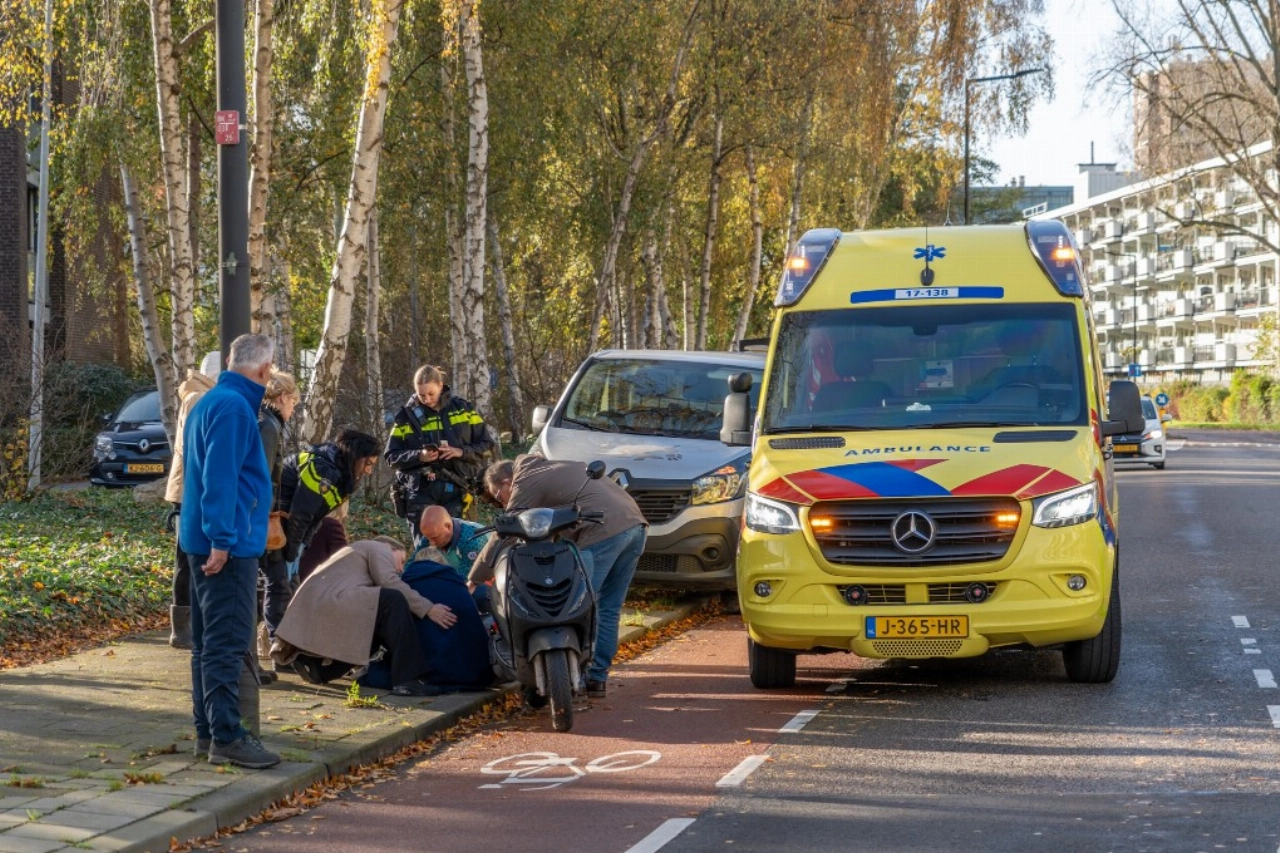 Twee dames hard ten val bij glijpartij met scooter