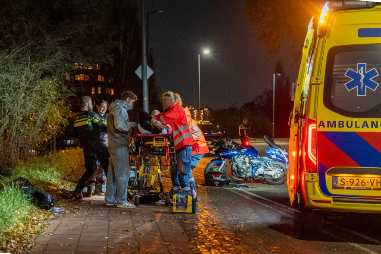 Motorrijder gewond na botsing met lantaarnpaal in Vlaardingen