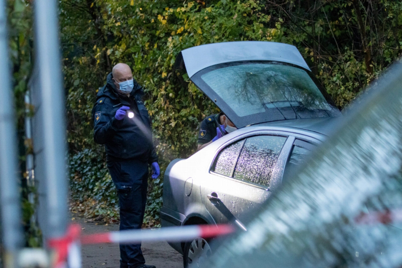 Dode man aangetroffen in geparkeerde auto op bouwterrein