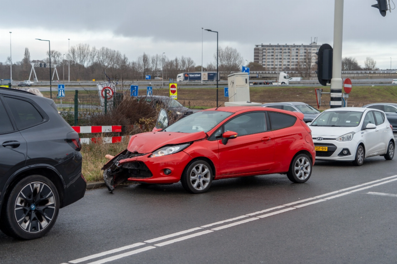 Aanrijding op knooppunt Vijfsluizen