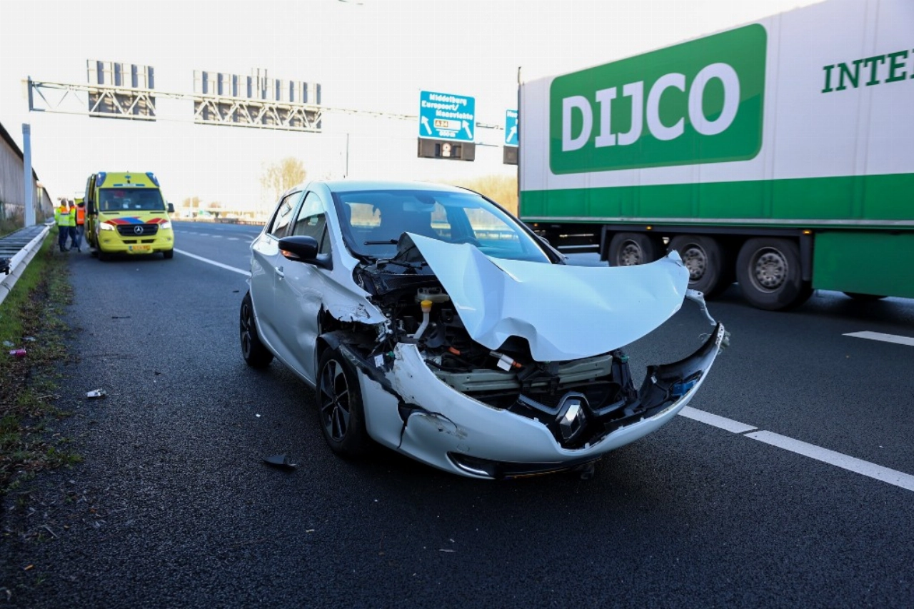 Aanrijding tussen auto en vrachtwagen op de A20