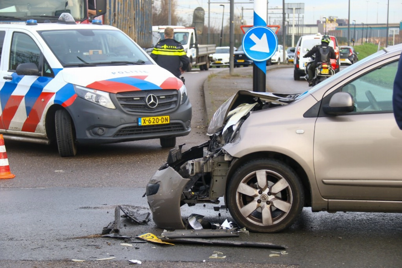 Bestelbus en personenauto zwaarbeschadigd bij aanrijding in Vlaardingen
