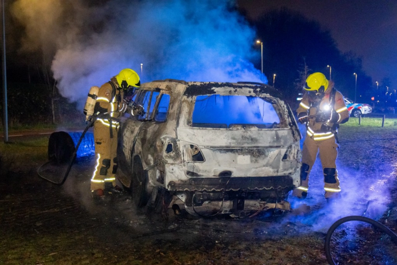 Auto volledig uitgebrand in Vlaardingen