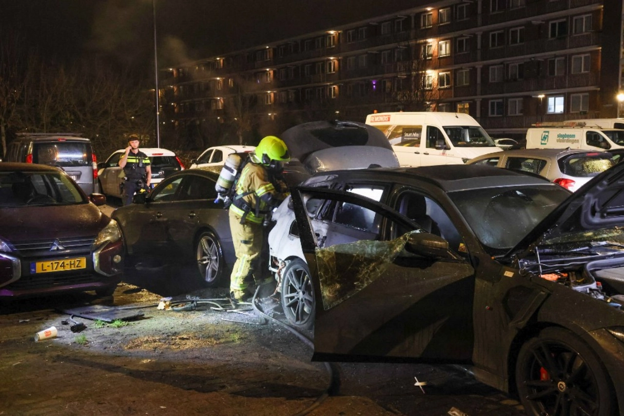Auto in lichterlaaie in Vlaardingen