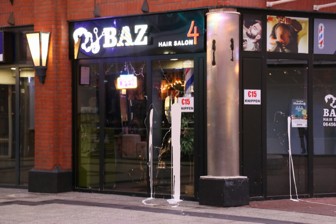 Kapperszaak in Vlaardingen besmeurd met witte verf