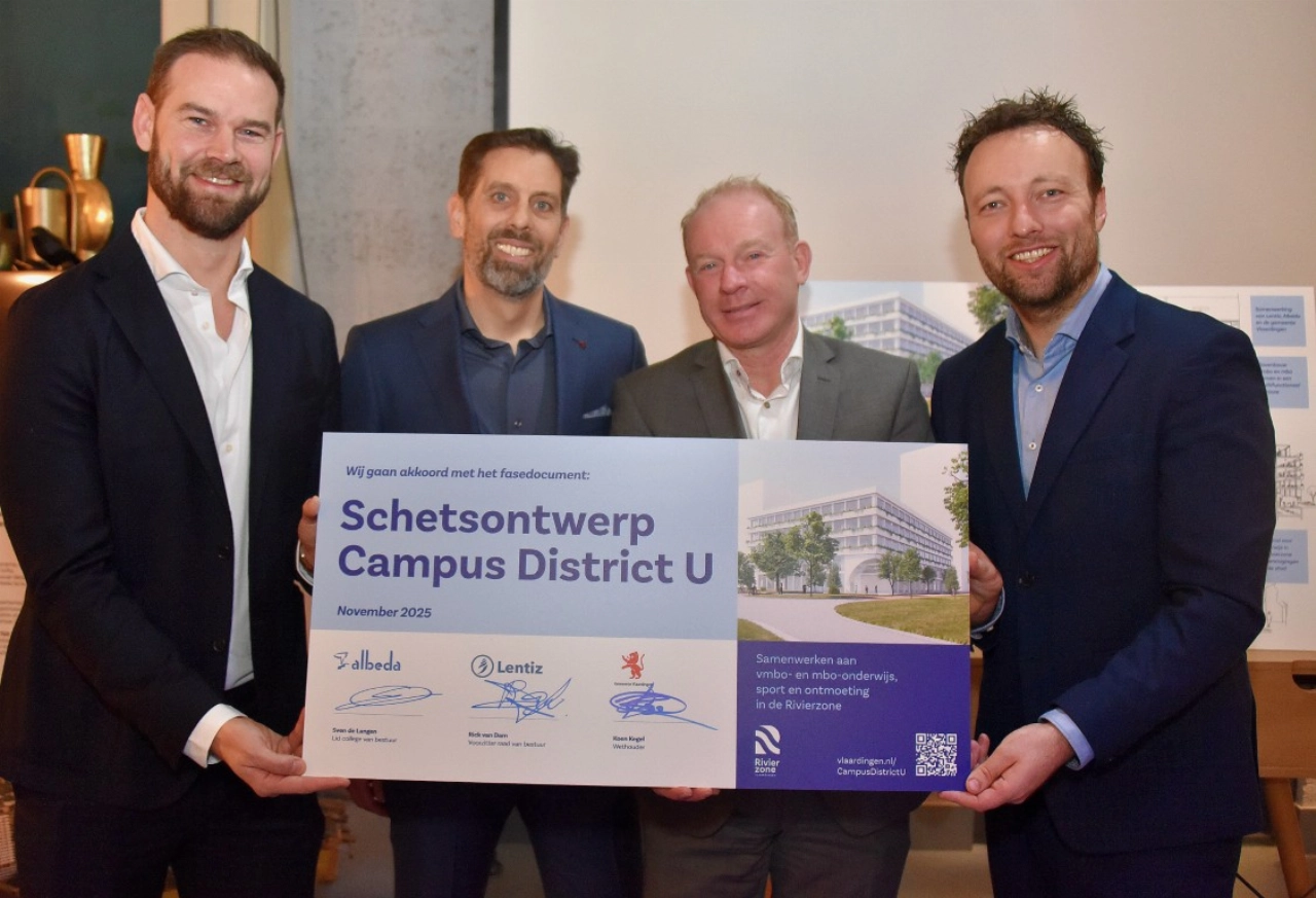 Handen op elkaar voor schetsontwerp Campus District U