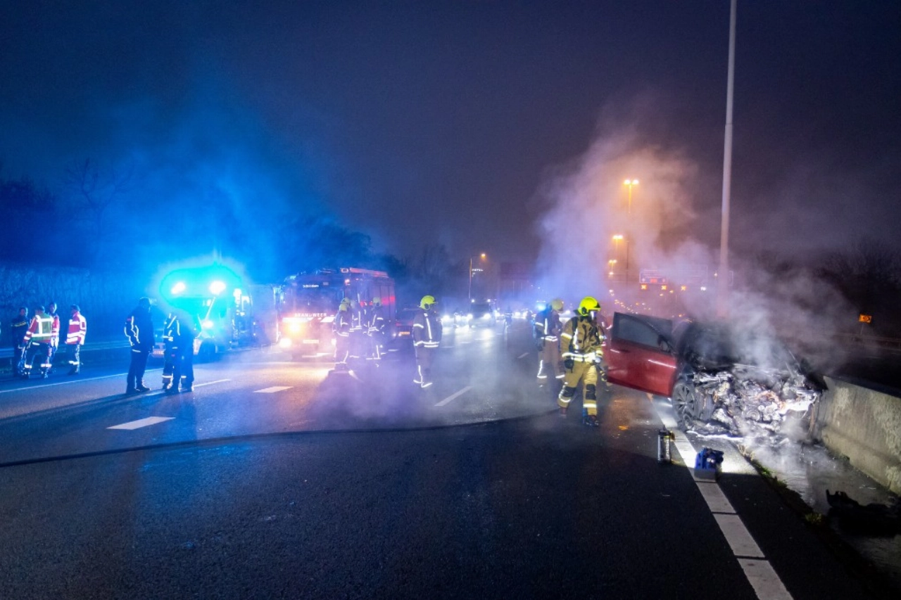 Auto in brand na aanrijding op de A20