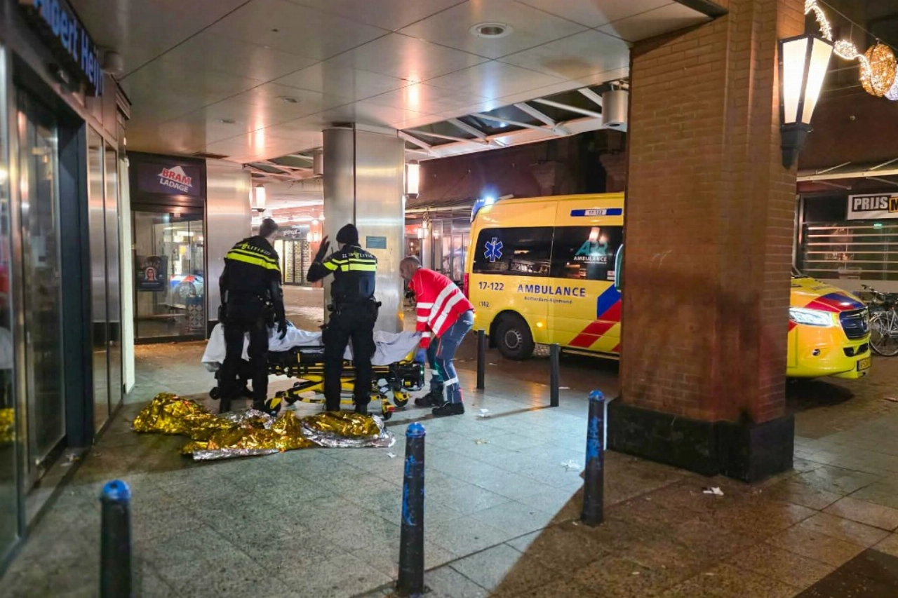 Man gewond afgevoerd na inbraak bij slijterij in Vlaardingen