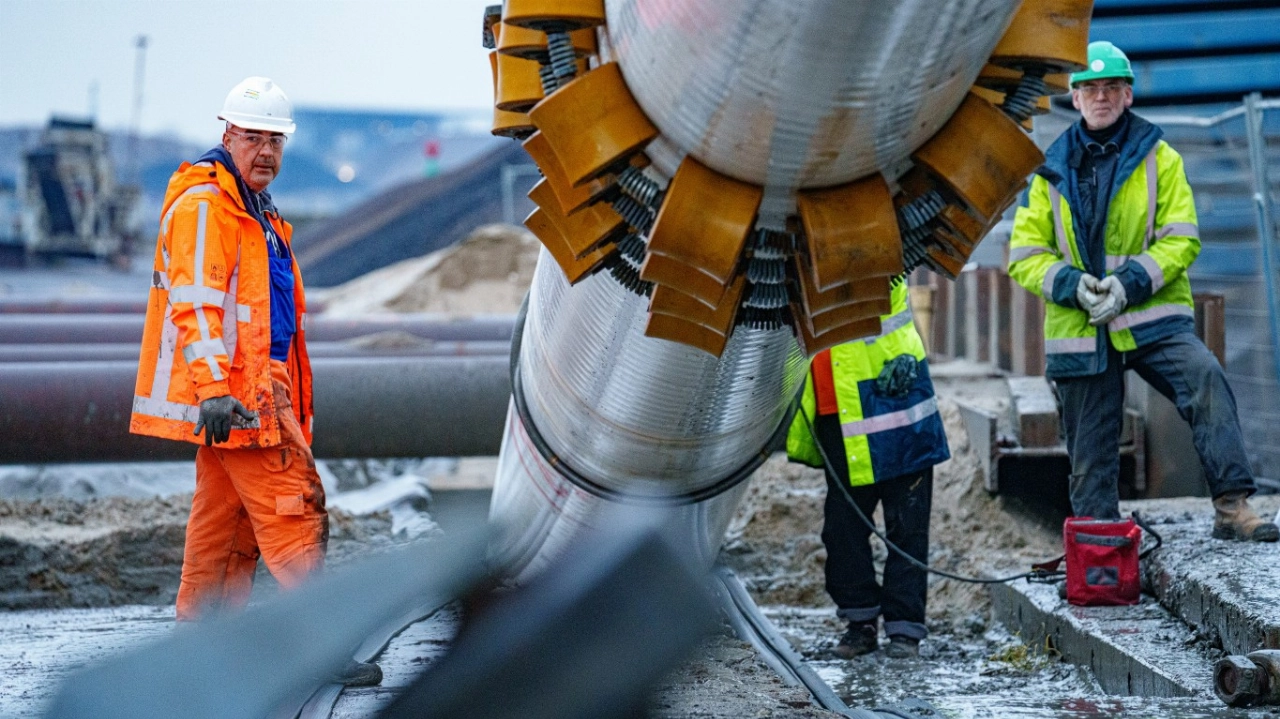 WarmtelinQ boort langste warmtetransportleiding onder Nieuwe Maas