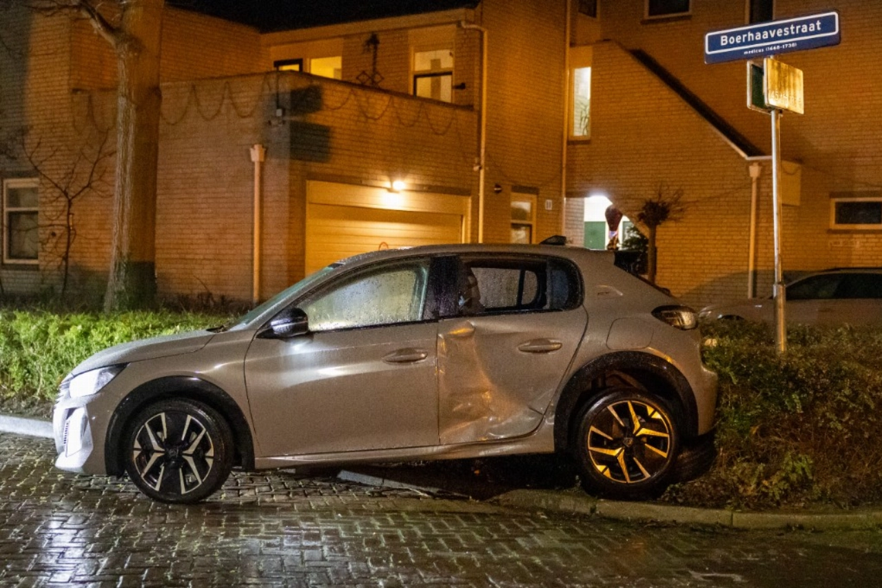Politie ramt geparkeerde auto's op spekgladde weg in Vlaardingen