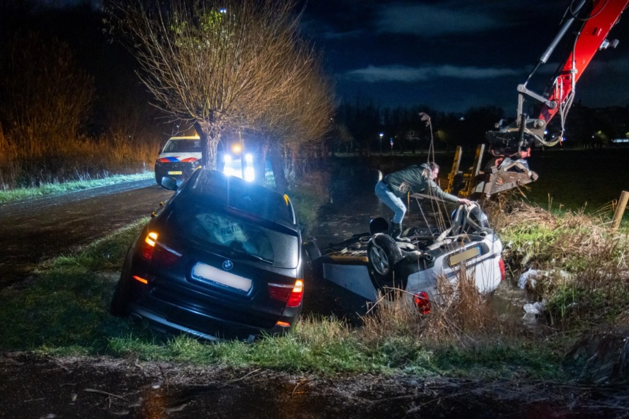 Twee auto's in de sloot op de Holyweg