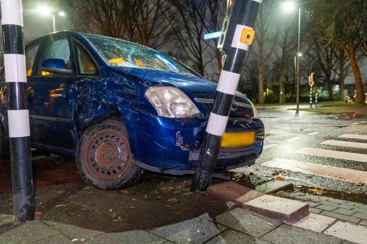 Auto knalt tegen verkeerslicht na botsing op Lepelaarsingel