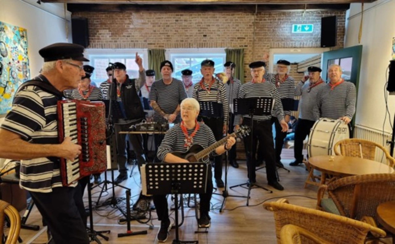 Zeemansliedjes en gezelligheid in aanloophuis De Groene Luiken
