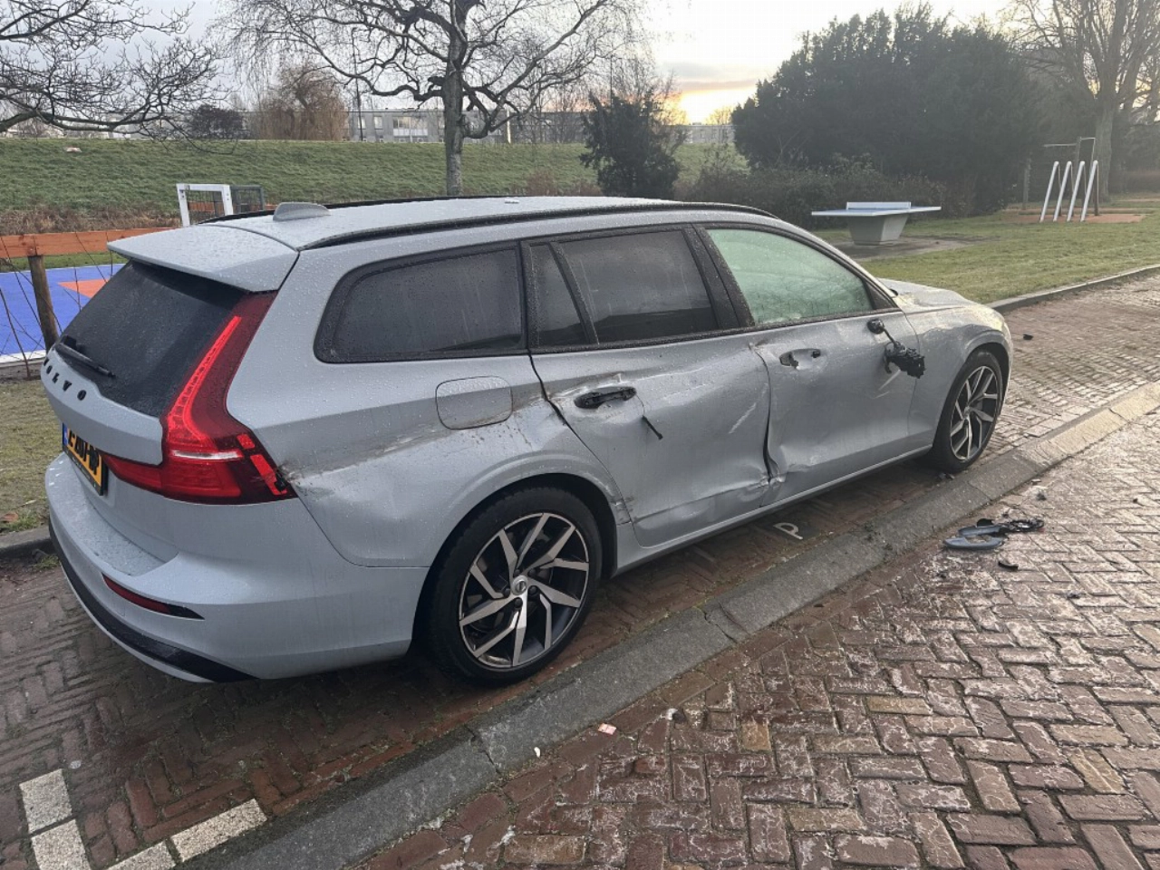 Strooiwagen rijdt geparkeerde auto aan in Vlaardingen